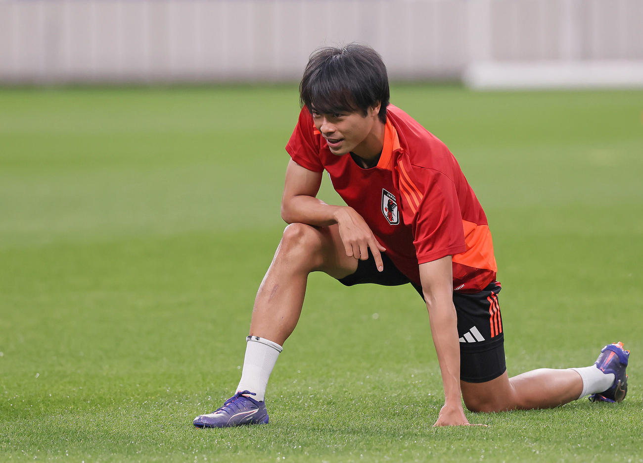 リラックスした表情で体を動かす三笘（撮影・足立雅史）