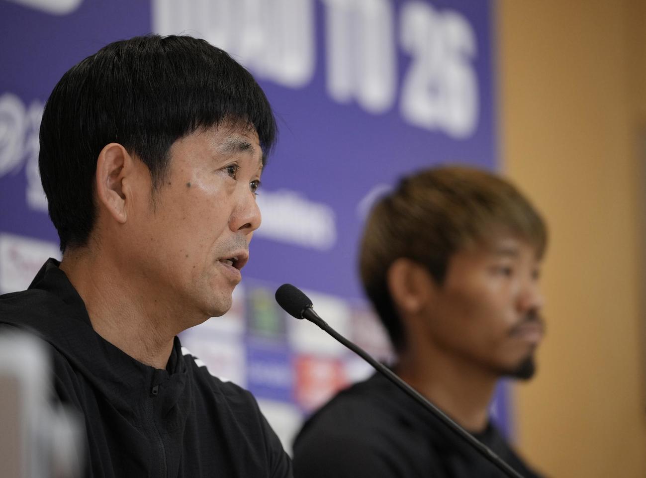 オーストラリア戦の前日会見に臨む森保監督（左）と守田（撮影・垰建太）