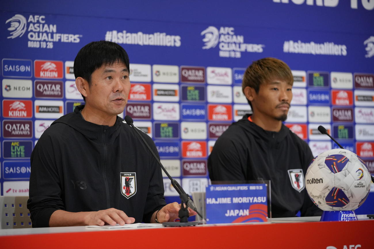 オーストラリア戦の前日会見に臨む森保監督（左）と守田（撮影・垰建太）