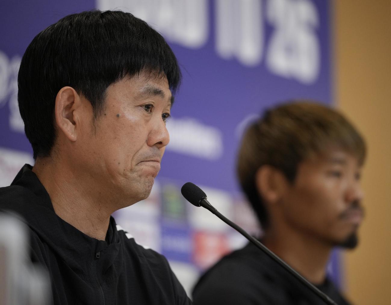 オーストラリア戦の前日会見に臨む森保監督（左）と守田（撮影・垰建太）