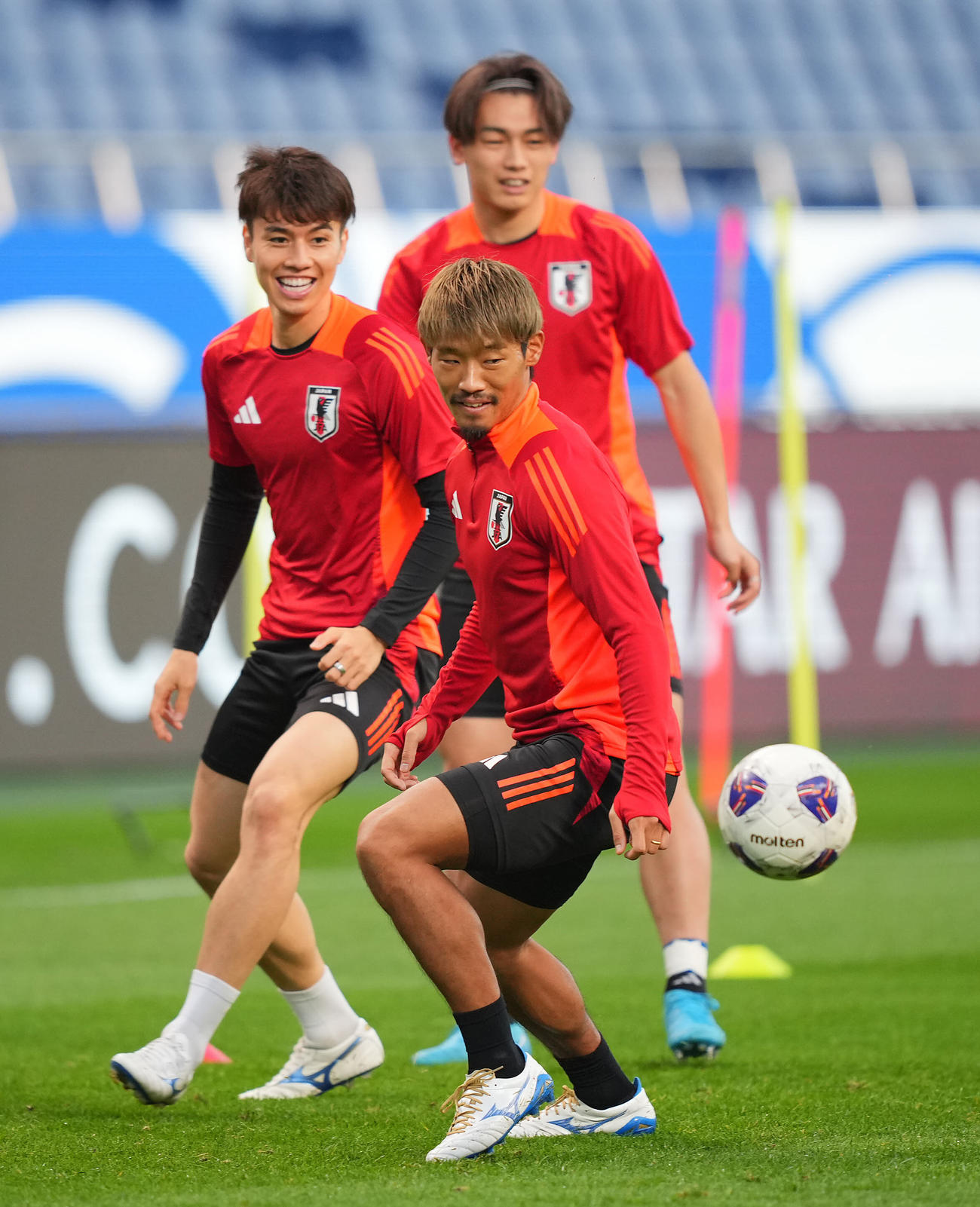 オーストラリア戦前日練習に臨む守田（中央）、田中（左）（撮影・垰建太）