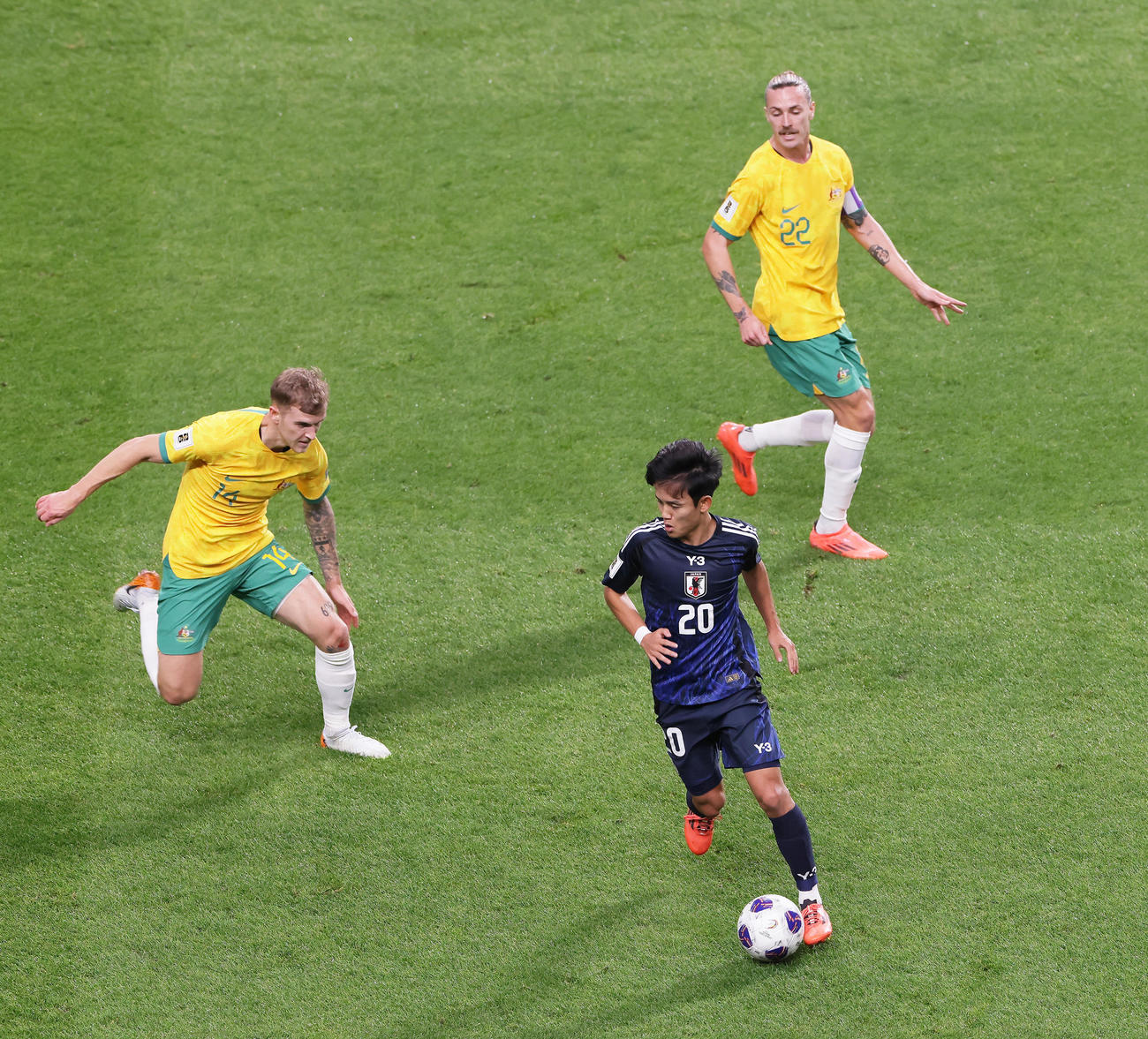 日本対オーストラリア　前半、ドリブルする久保（手前）（撮影・足立雅史）