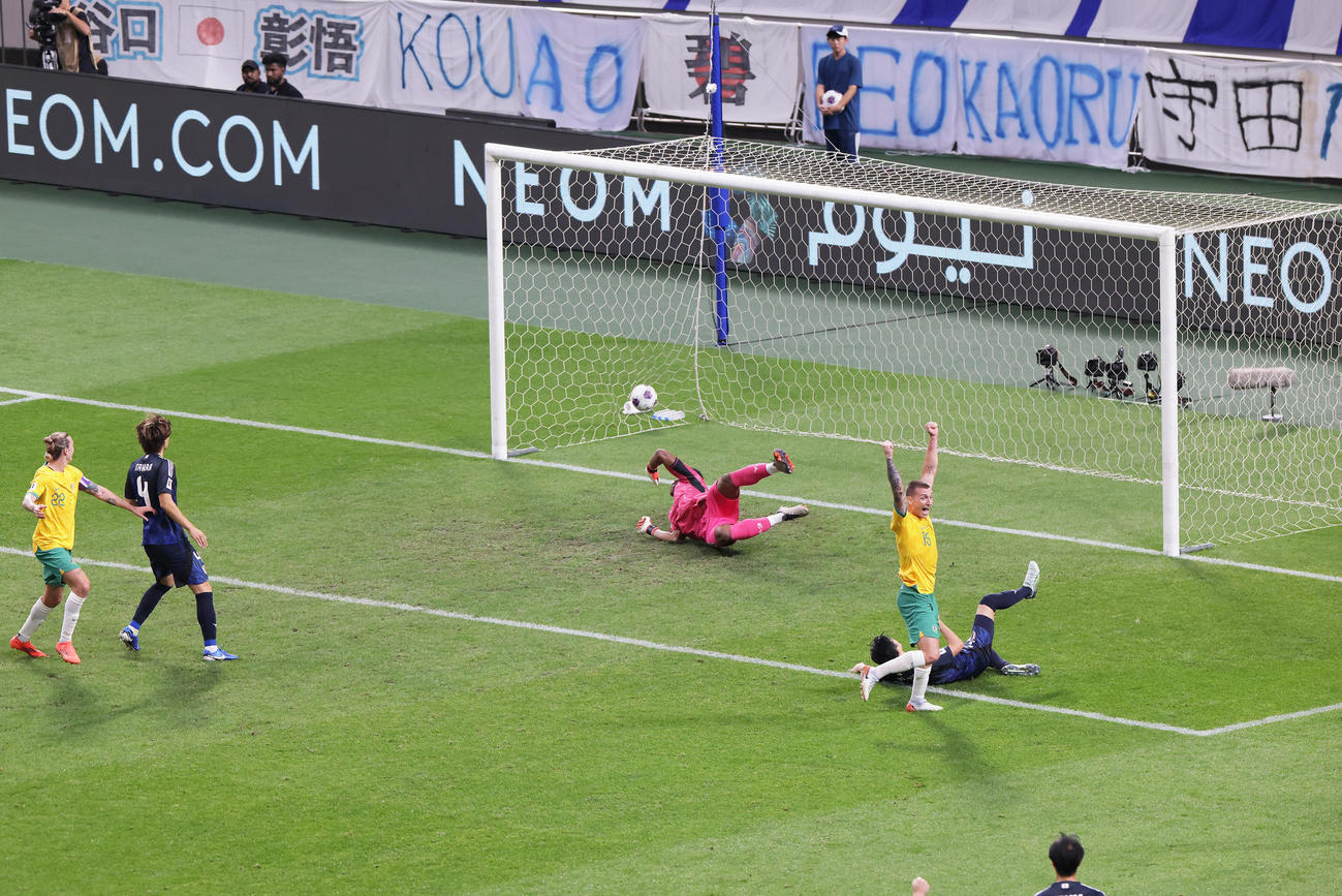 日本対オーストラリア　後半、オウンゴールで失点する日本代表（撮影・足立雅史）