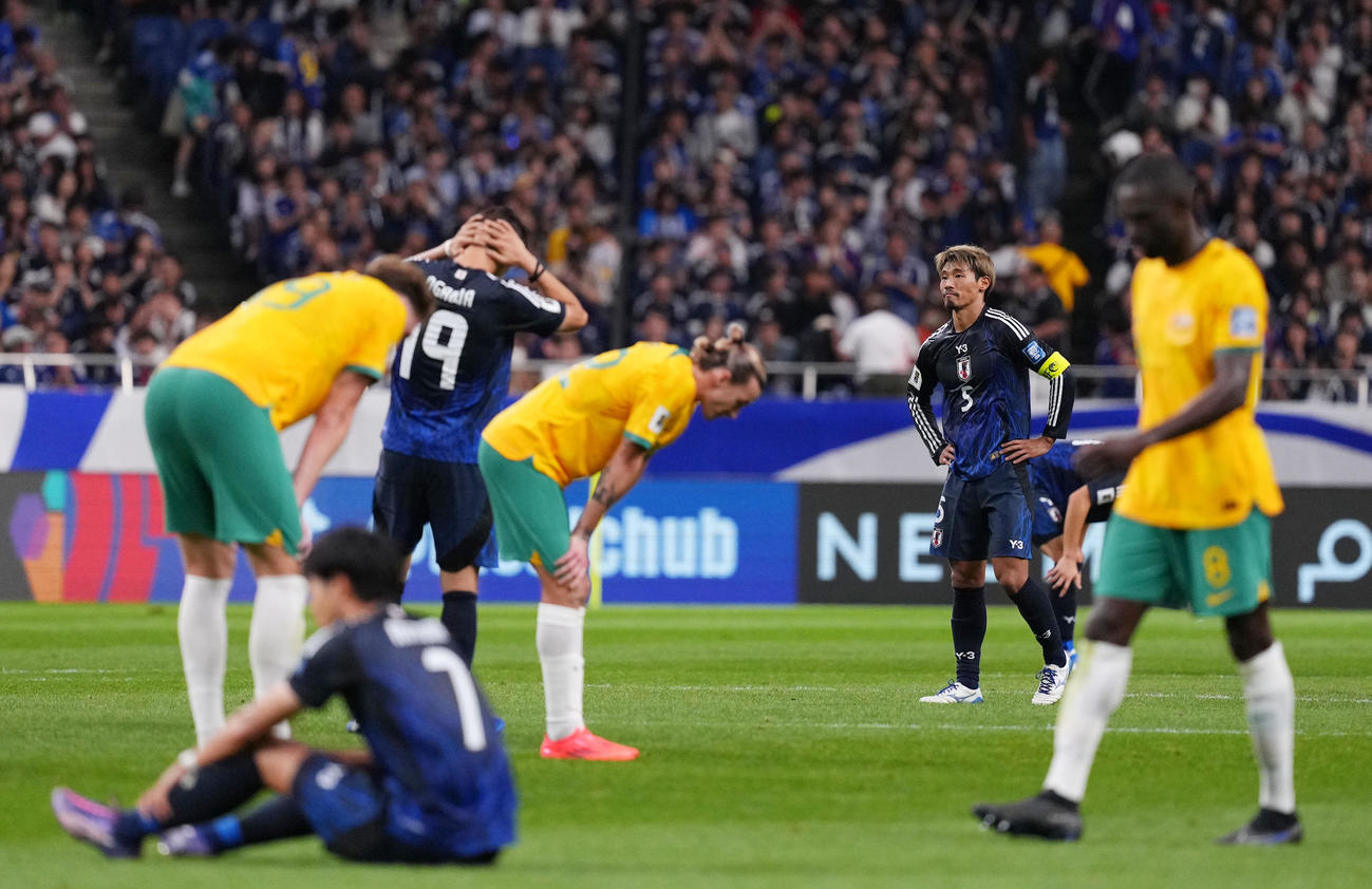 日本対オーストラリア　試合を終え遠くを見つめる守田（右から2人目）（撮影・横山健太）