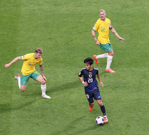 日本対オーストラリア　前半、ドリブルする久保（手前）（撮影・足立雅史）