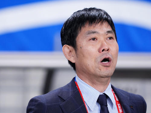 26年サッカーW杯北中米大会アジア最終予選　日本対オーストラリア　試合前の国歌斉唱で感極まる森監督（撮影・横山健太）