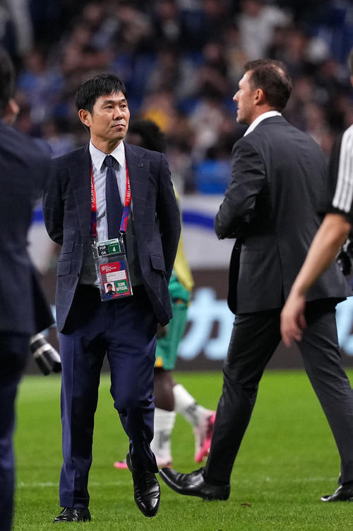 日本対オーストラリア　試合を終え引き揚げる森保監督（左）とポポビッチ監督（撮影・横山健太）