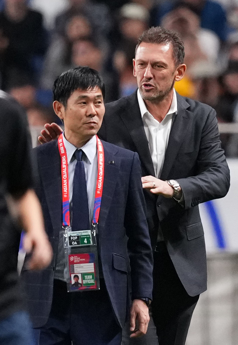 日本対オーストラリ試合前、言葉を交わす森保監督（左）とポポビッチ監督（撮影・横山健太）
