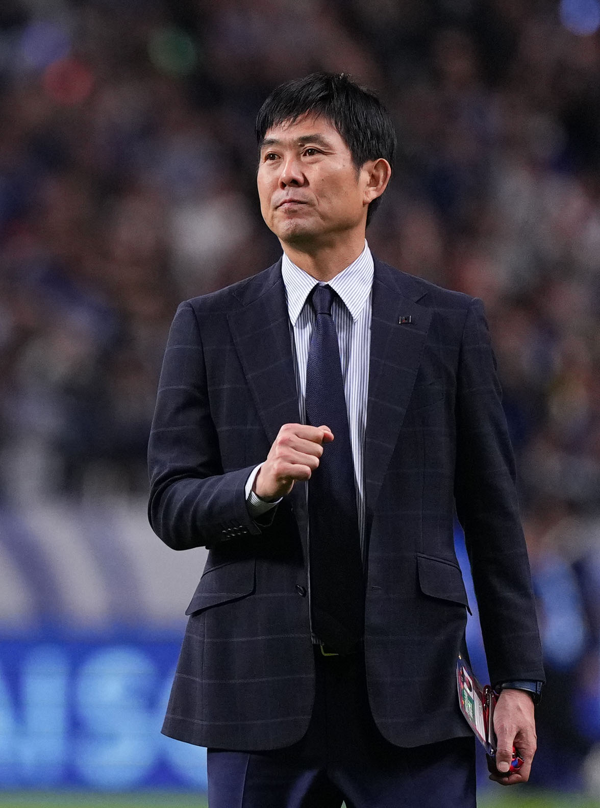 日本対オーストラリア　試合後、サポーターの声援に応える森保監督（撮影・横山健太）