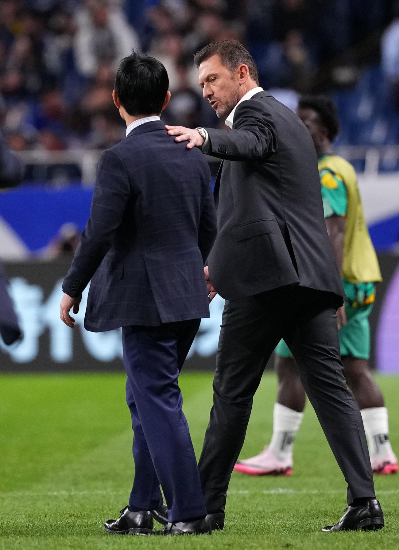 日本対オーストラリア　試合を終え言葉を交わす森保監督（左）とポポビッチ監督（撮影・横山健太）