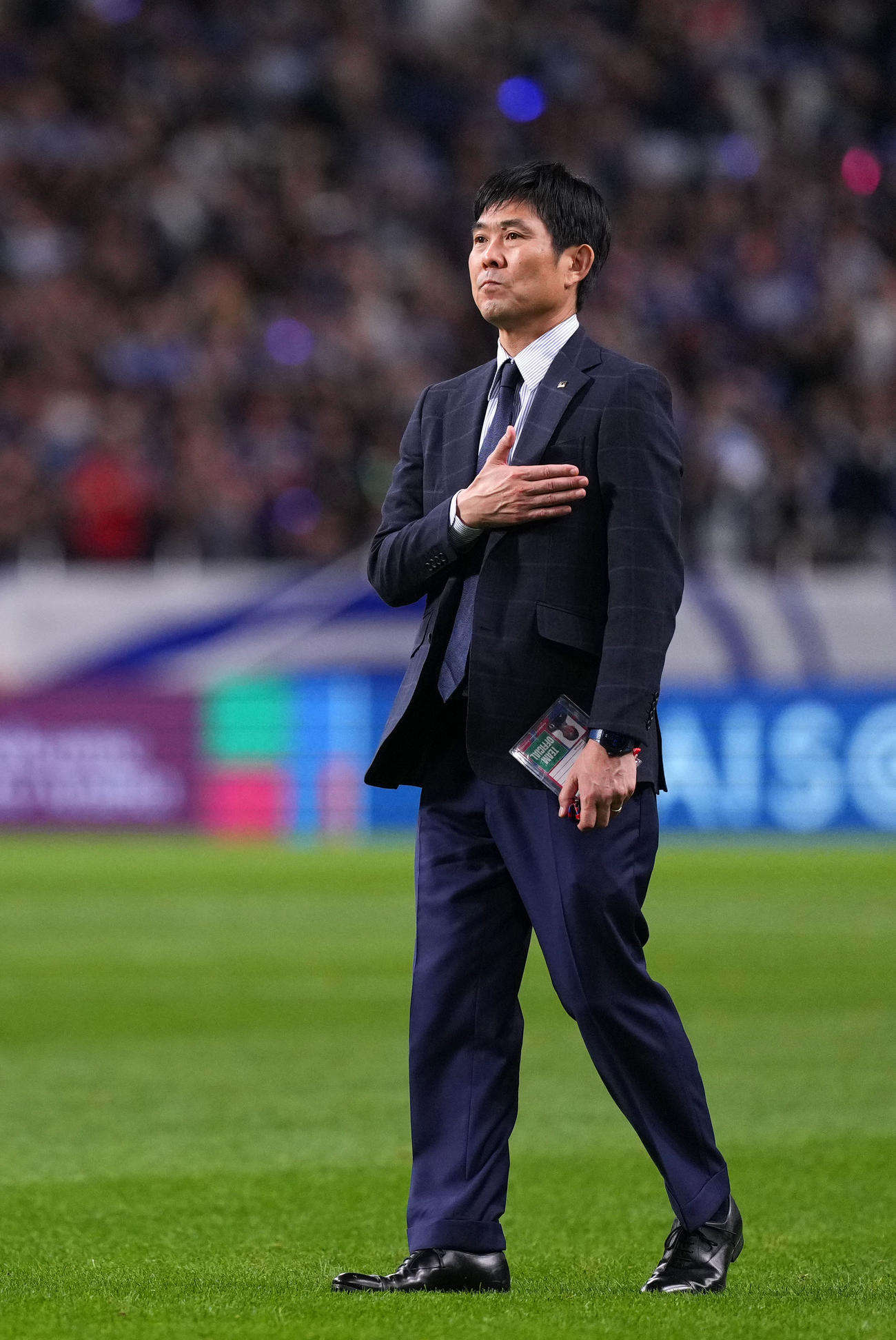 日本対オーストラリア　試合後、サポーターの声援に応える森保監督（撮影・横山健太）