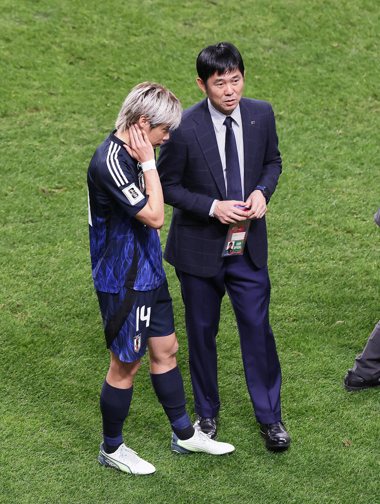 日本対オーストラリア　試合を終え、会話を交わす伊東（左）と森保監督（撮影・足立雅史）