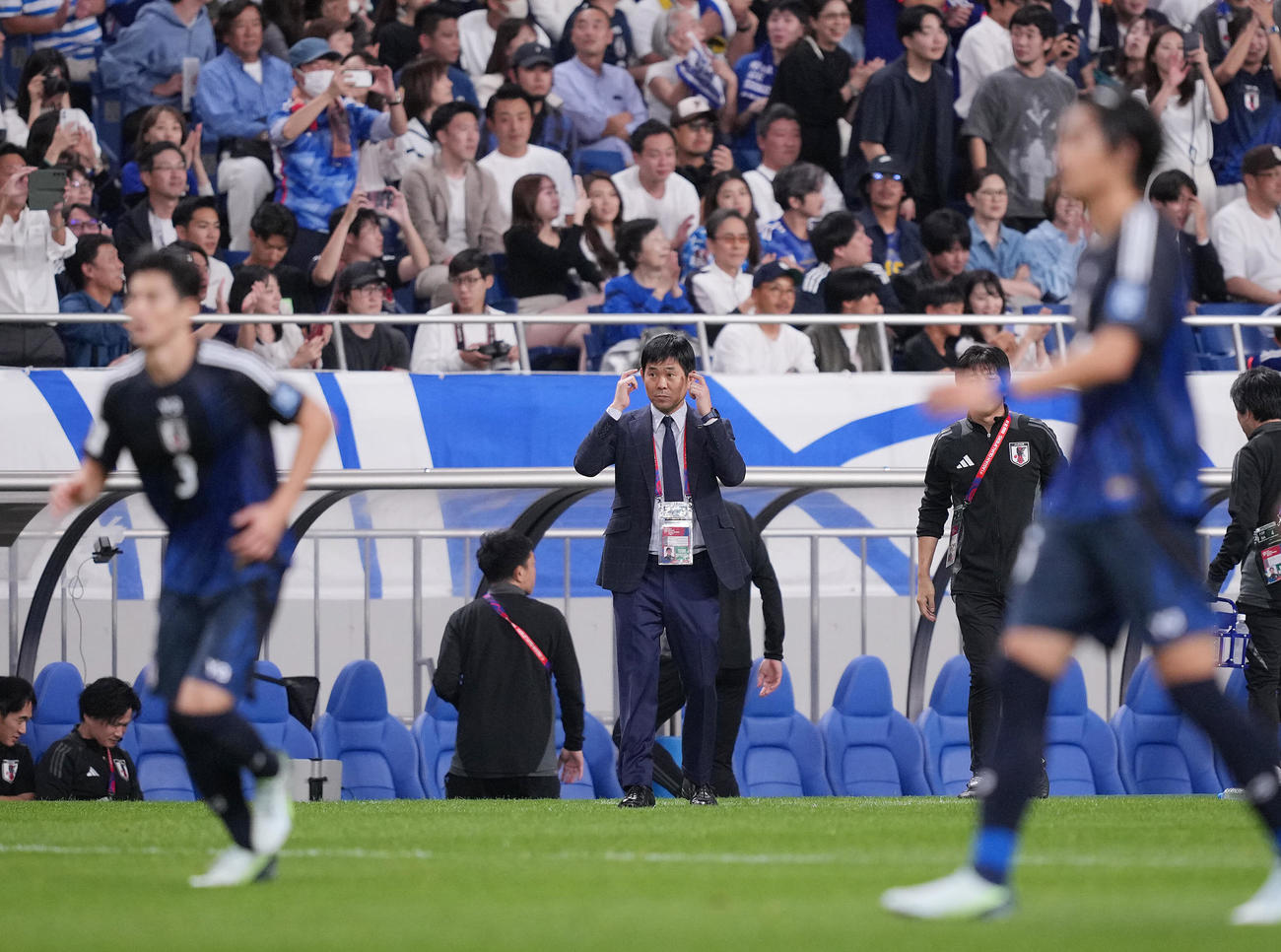 日本対オーストラリア　後半、オウンゴールで同点としイレブンに指示を出す森保監督（撮影・垰建太）