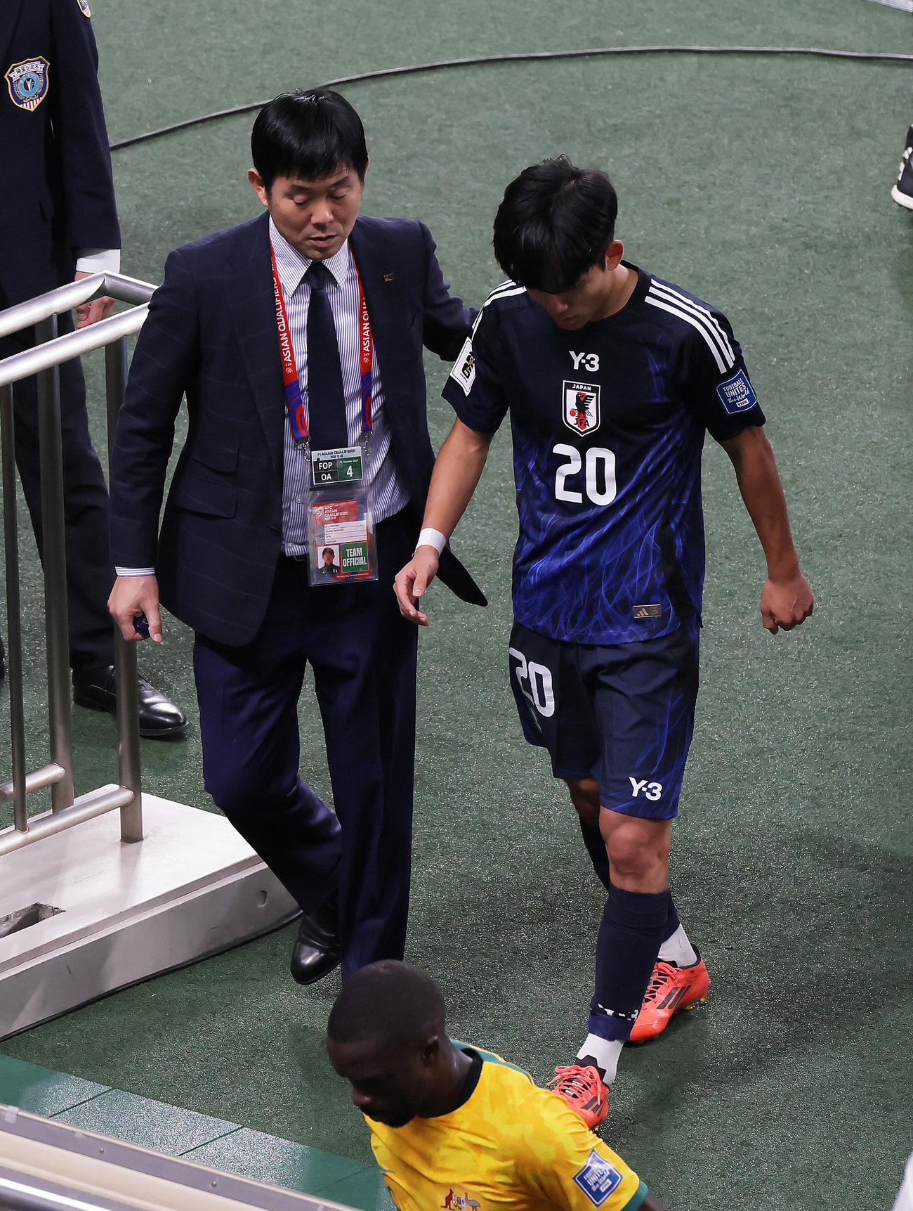 日本対オーストラリア　前半を終了し、久保（右）に声をかけながら戻る森保監督（撮影・足立雅史）