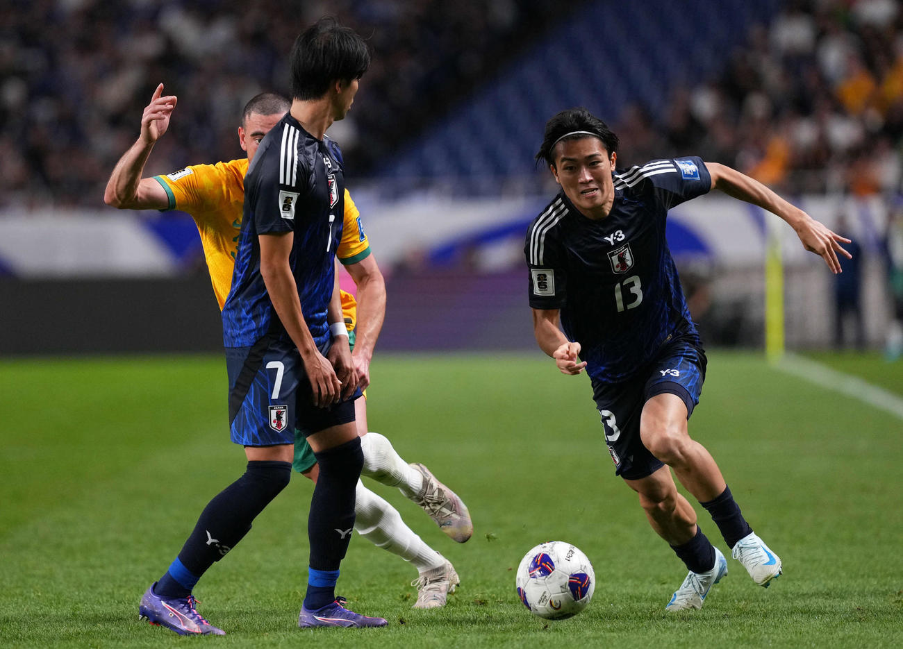 日本対オーストラリア　後半、ドリブルする中村敬斗（撮影・横山健太）