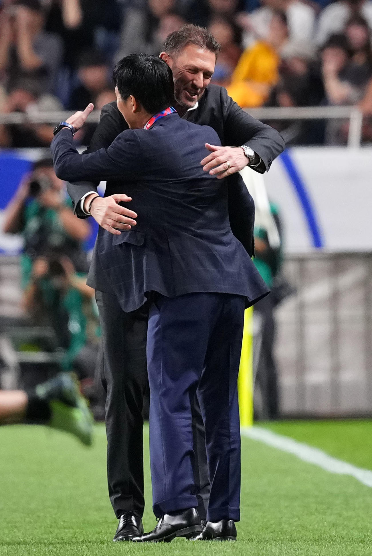 日本対オーストラリ試合前、抱き合う森保監督（手前）とポポビッチ監督（撮影・横山健太）