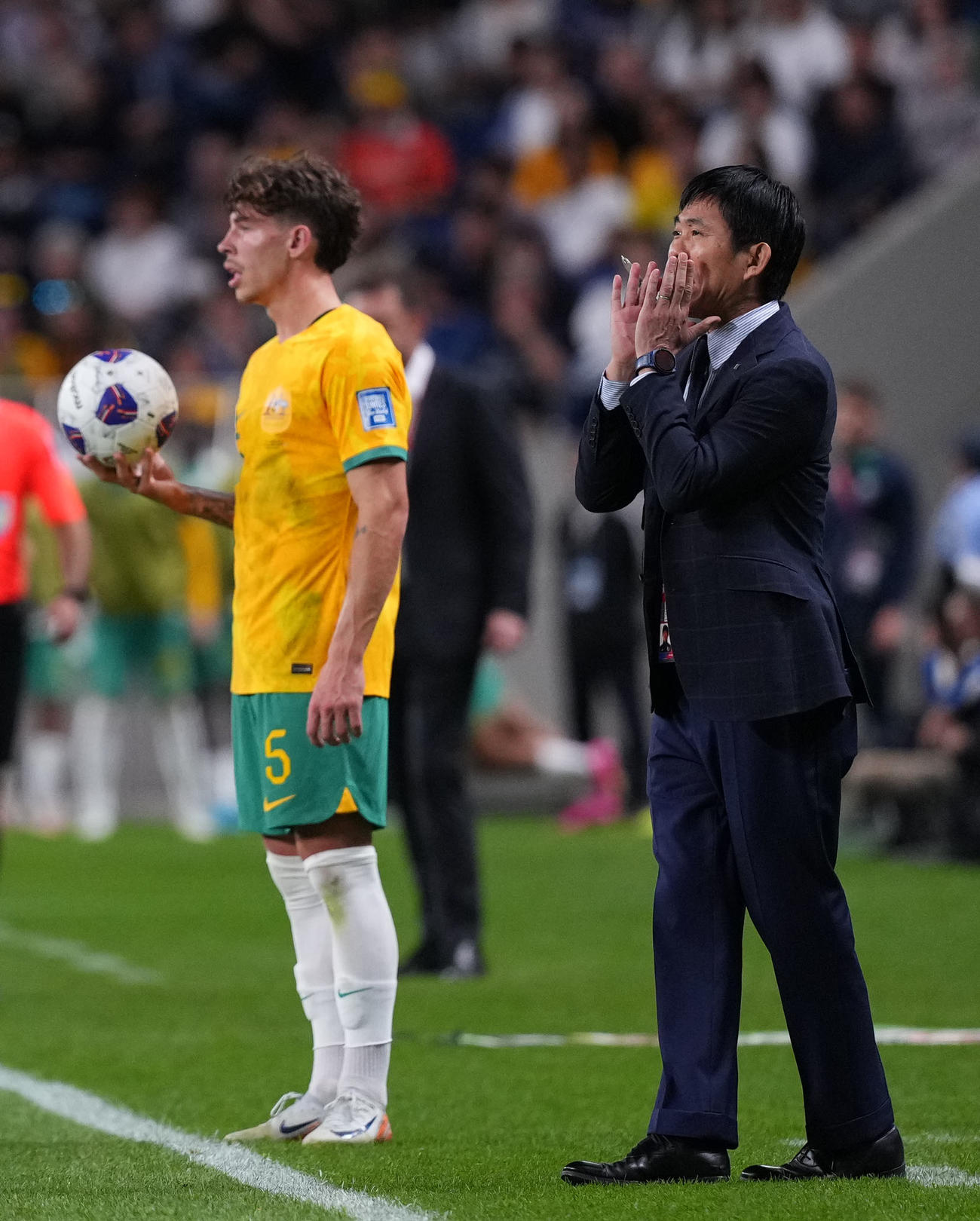 日本対オーストラリア　前半、選手に指示を出す森保監督（右）（撮影・横山健太）