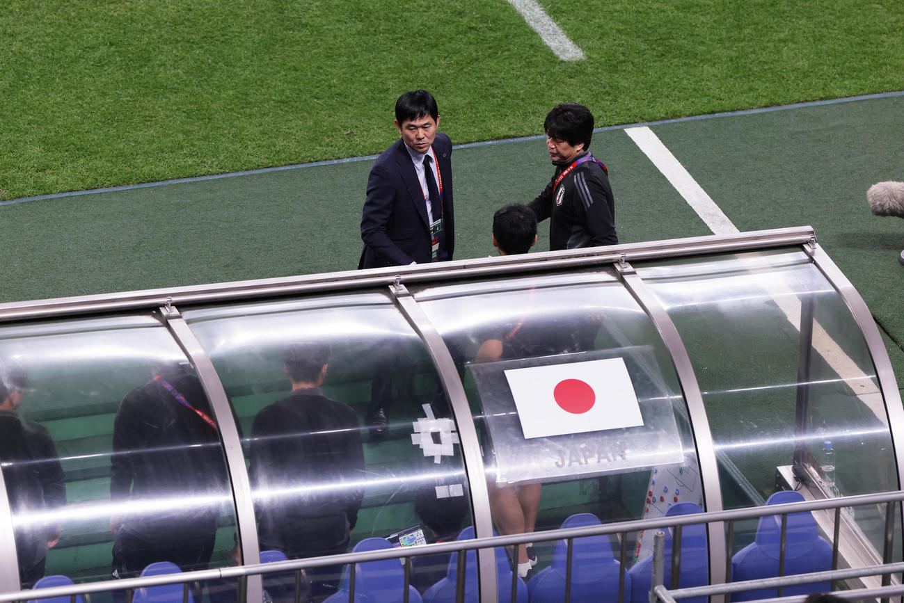 日本対オーストラリア　引き分けに終わり、スタッフらに声をかける森保監督（撮影・足立雅史）