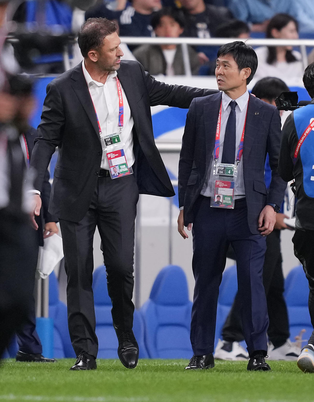 日本対オーストラリア　引き分けに終わり健闘をたたえ合う日本の森保監督（右）とオーストラリアのポポビッチ監督（撮影・垰建太）