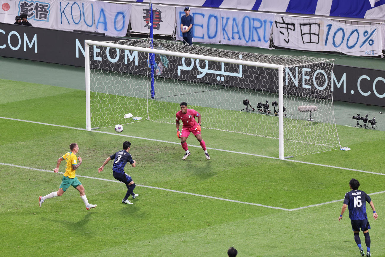 日本対オーストラリア　後半、オウンゴールで失点する日本代表（撮影・足立雅史）
