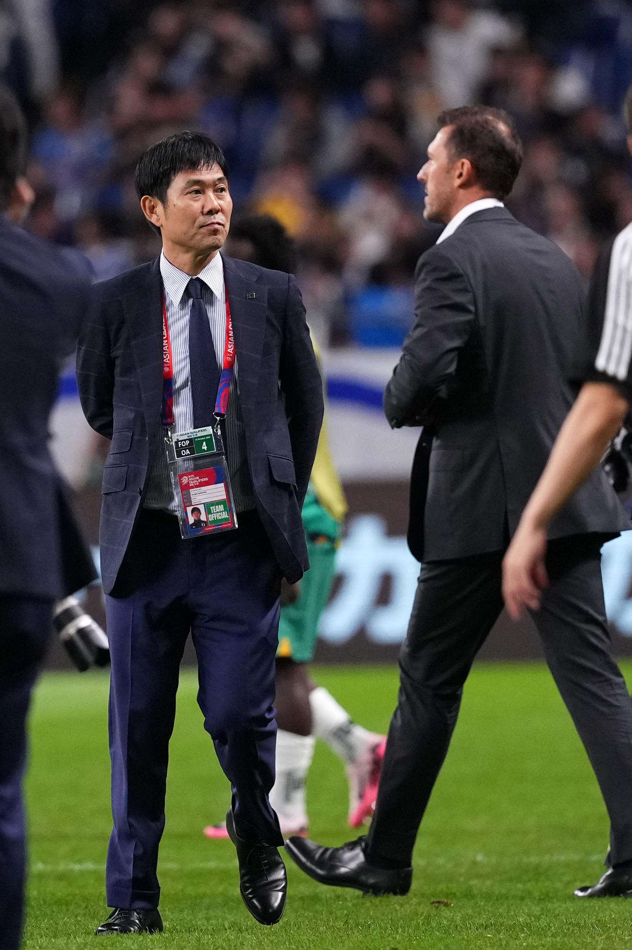 日本対オーストラリア　試合を終え引き揚げる森保監督（左）とポポビッチ監督（撮影・横山健太）