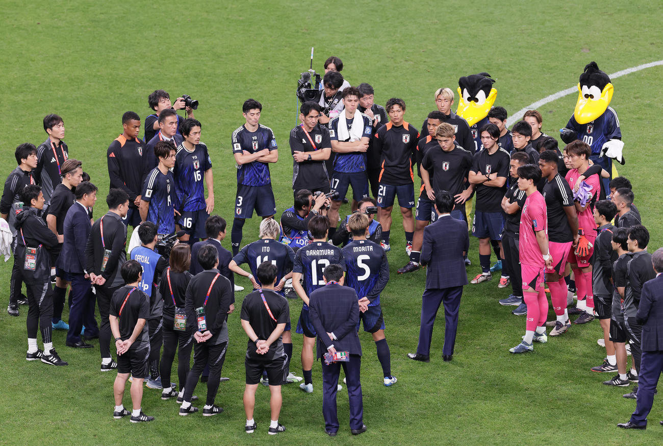 日本対オーストラリア　引き分けに終わり、円陣の中央でで話す森保監督（撮影・足立雅史）