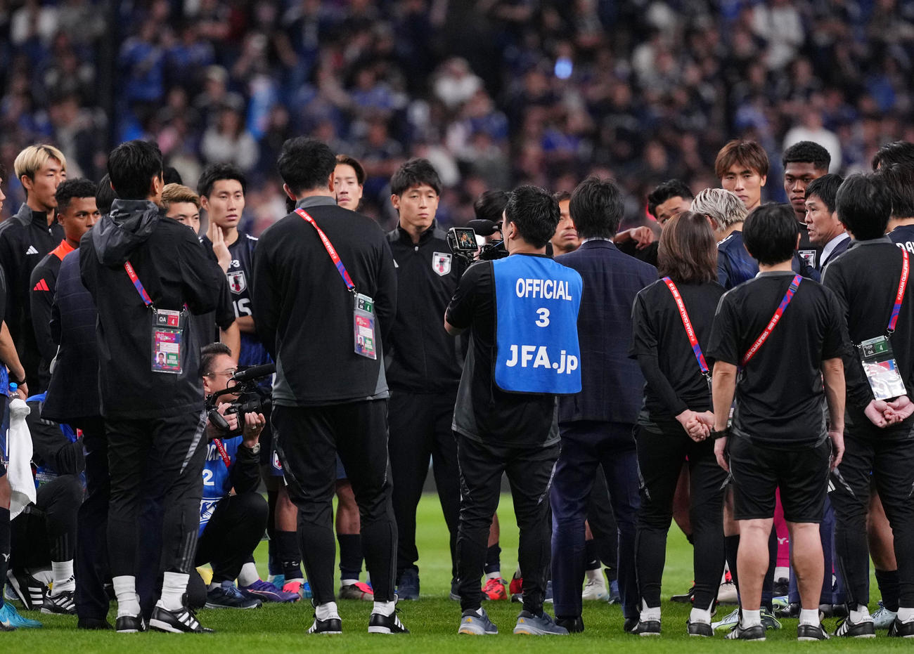 日本対オーストラリア　試合後、円陣を組み選手たちに声をかける森保監督（右）（撮影・横山健太）
