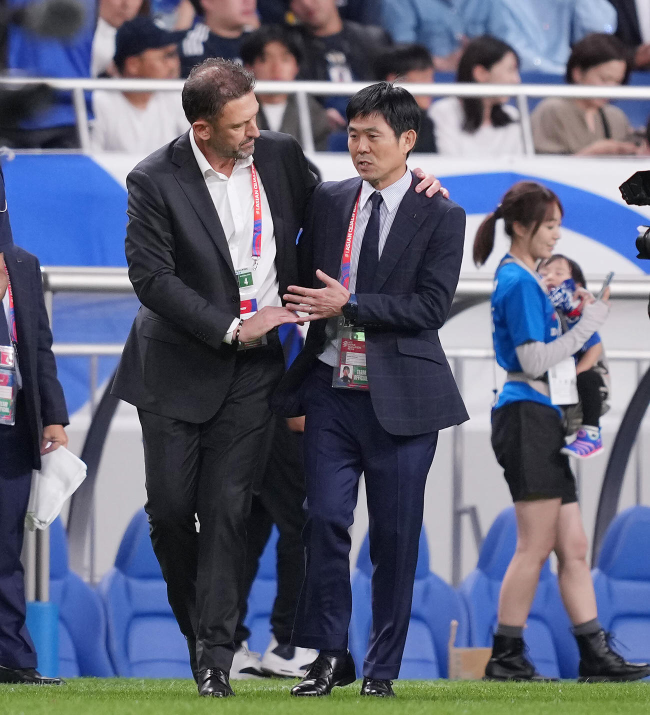 日本対オーストラリア　引き分けに終わり健闘をたたえ合う日本の森保監督（右）とオーストラリアのポポビッチ監督（撮影・垰建太）