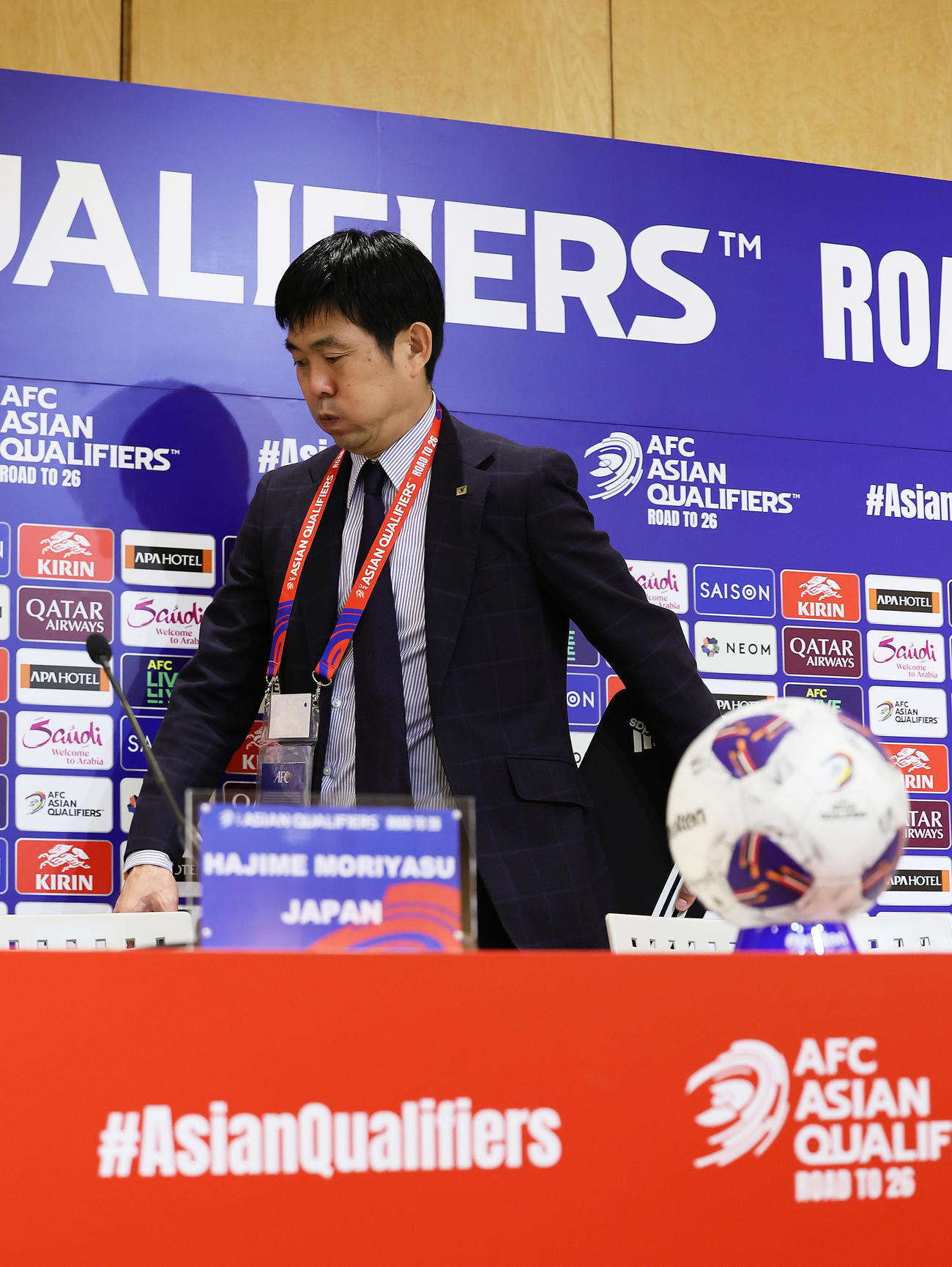 日本対オーストラリア　大きく息を吐きながら、試合後の会見の席につく森保監督（撮影・足立雅史）