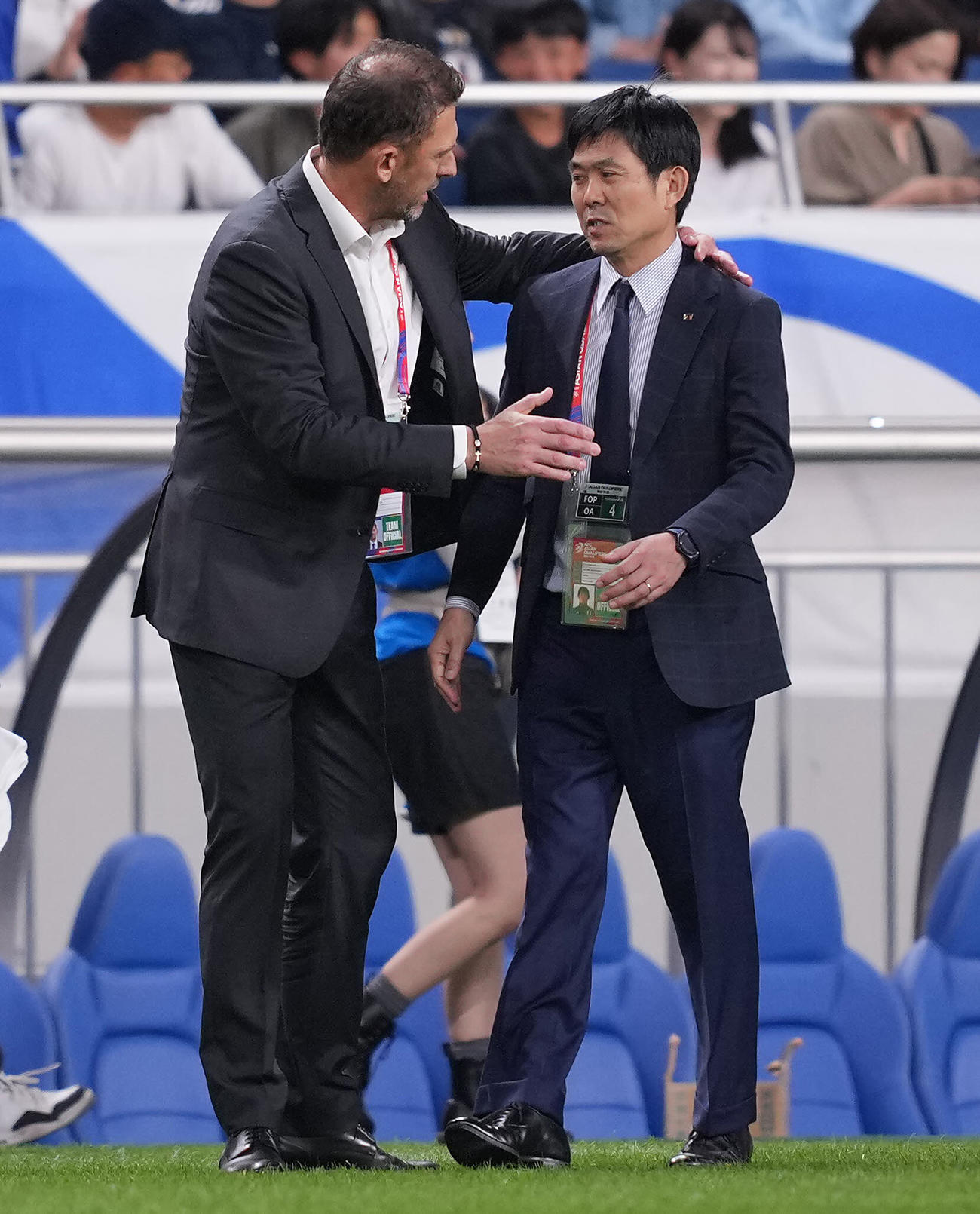 日本対オーストラリア　試合後、オーストラリアのポポビッチ監督（左）と言葉を交わす日本の森保監督（撮影・垰建太）