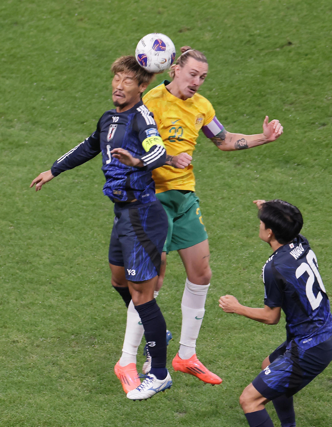 日本対オーストラリア　前半、競り合う守田（左）（撮影・足立雅史）