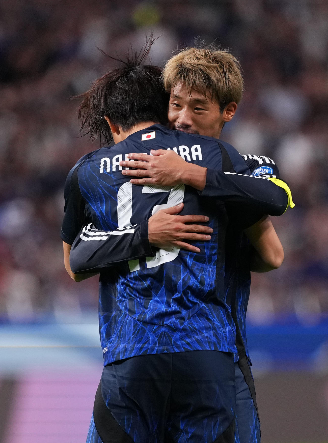 日本対オーストラリア　後半、オウンゴールで同点に追いつき中村（手前）と抱き合う守田（撮影・横山健太）