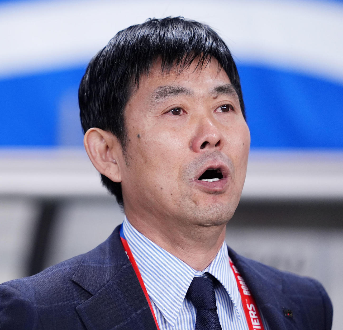 日本対オーストラリア　試合前の国歌斉唱で感極まる森保監督（撮影・横山健太）