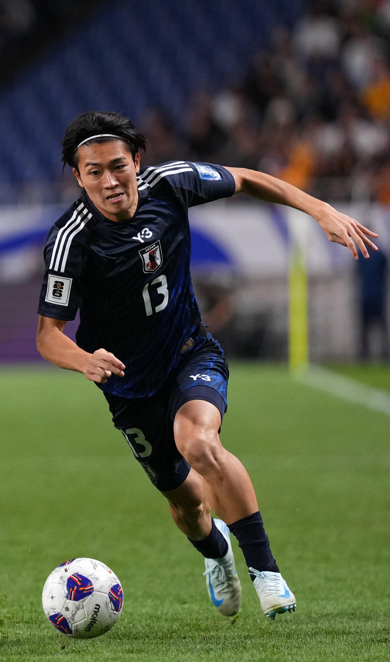 日本対オーストラリア　後半、ドリブルする中村（撮影・横山健太）