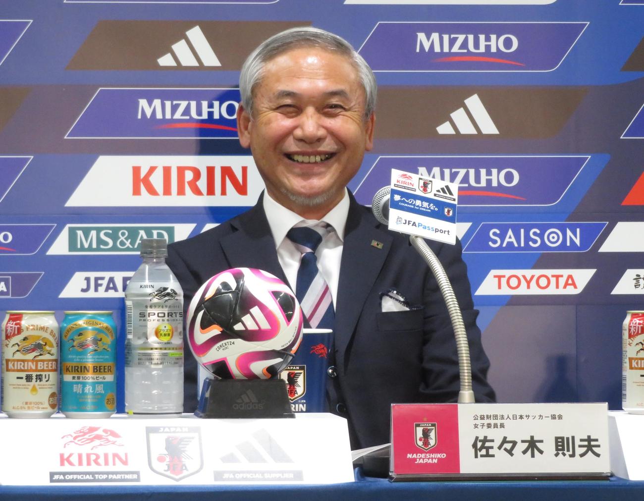 国際親善試合女子韓国代表戦に臨む女子日本代表なでしこジャパンメンバー発表会見に出席した佐々木女子委員長（撮影・佐藤成）