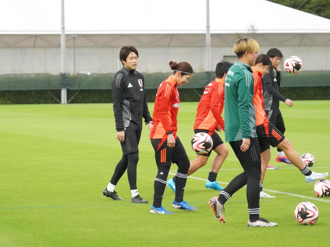 女子日本代表なでしこジャパンの活動に参加した内田篤人コーチ（撮影・佐藤成）