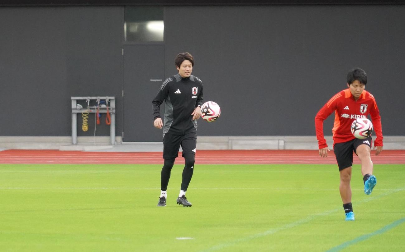 女子日本代表なでしこジャパンの活動に参加した内田篤人コーチ。右は清家貴子（撮影・佐藤成）