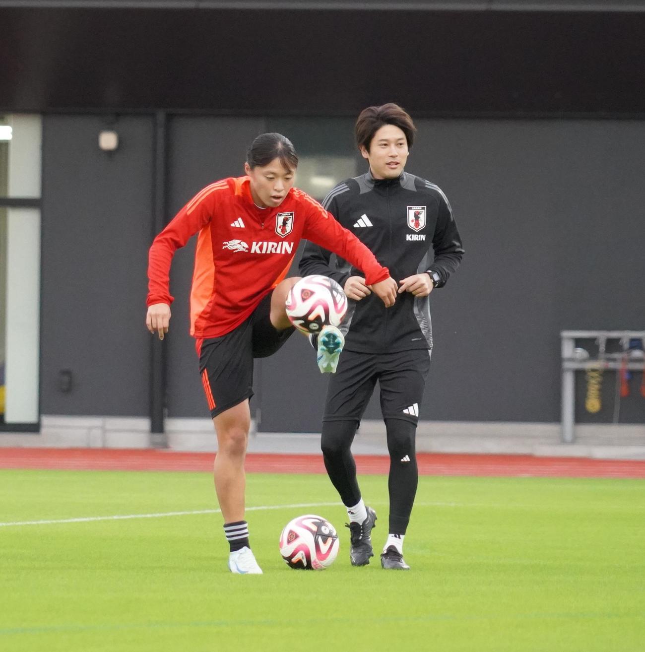 女子日本代表なでしこジャパンの活動に参加した内田篤人コーチ、左は石川璃音（撮影・佐藤成）