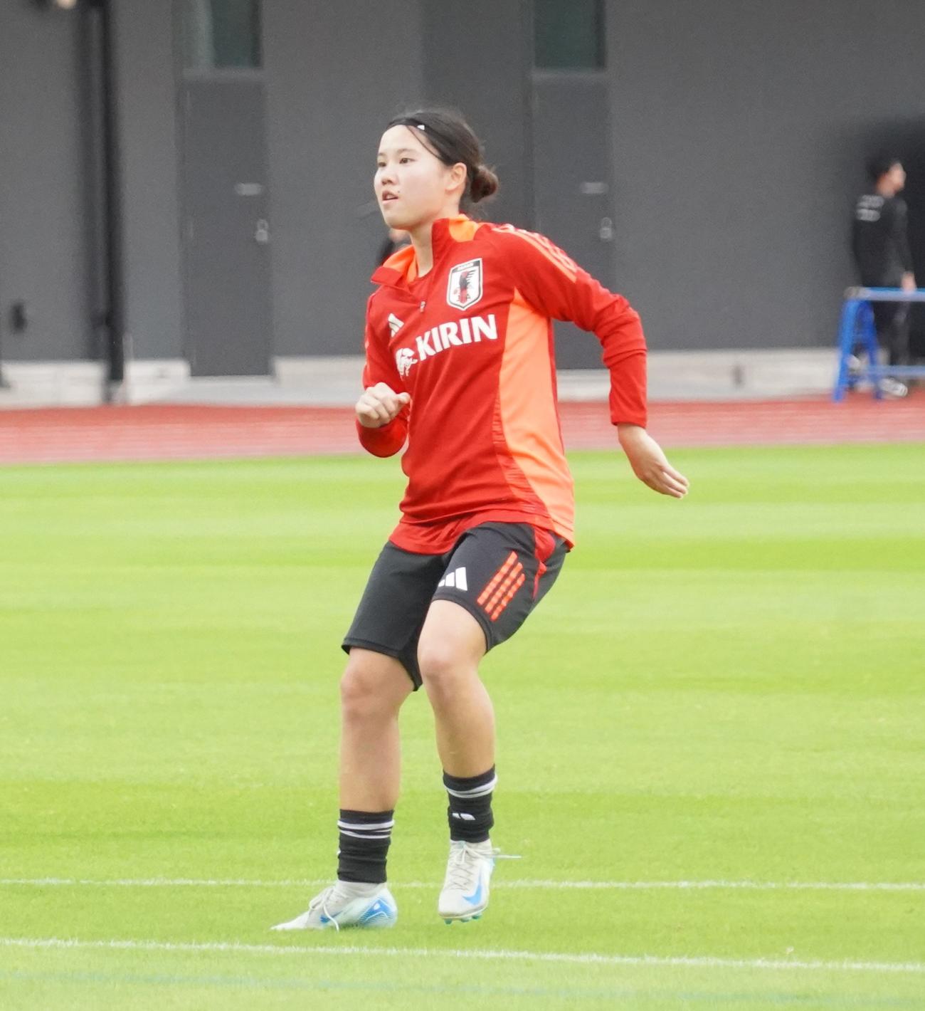 女子韓国代表戦に向けて活動する女子日本代表なでしこジャパンFW松窪真心（撮影・佐藤成）