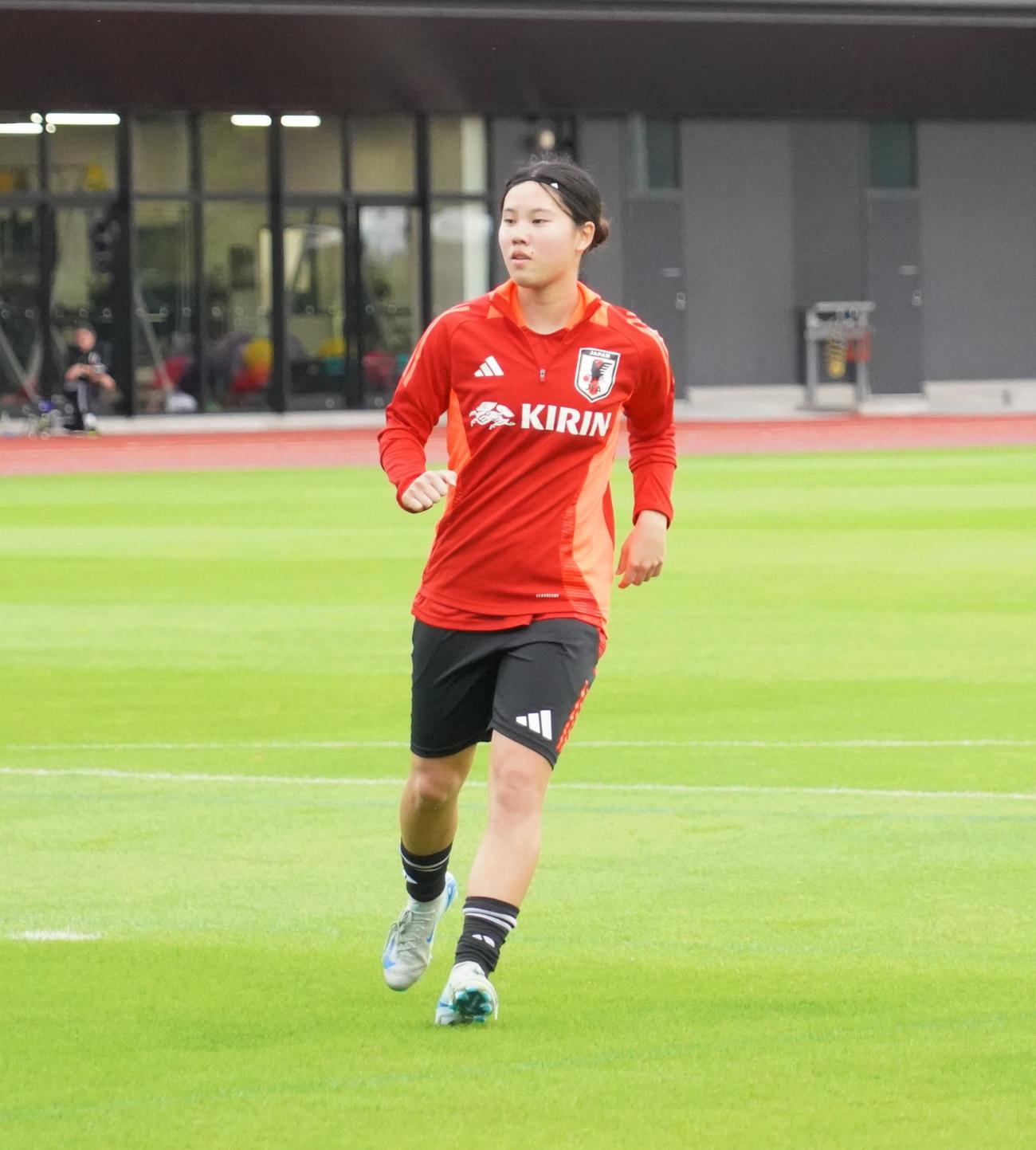 女子韓国代表戦に向けて活動する女子日本代表なでしこジャパンFW松窪真心（撮影・佐藤成）