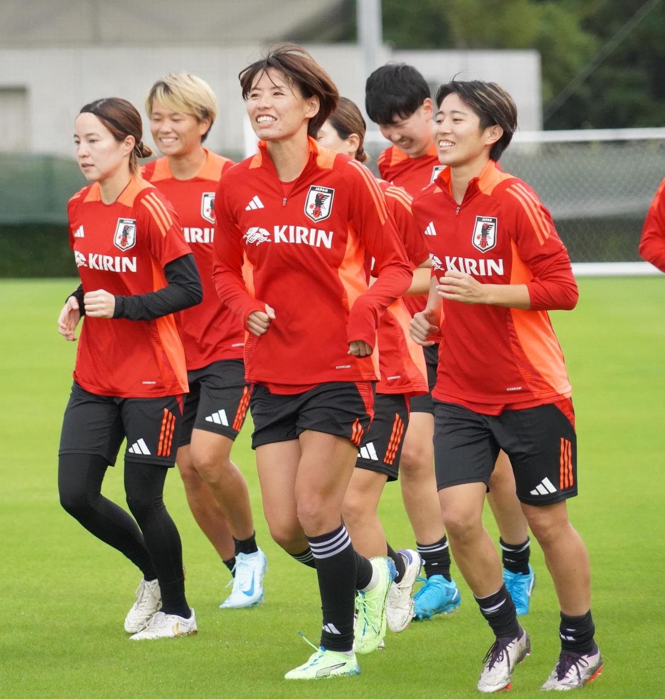 女子韓国代表戦に向けて活動する女子日本代表なでしこジャパンDF熊谷紗希（中央）ら（撮影・佐藤成）