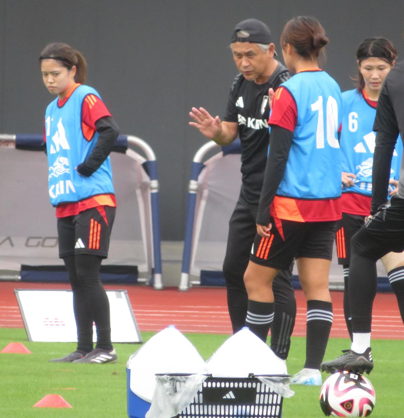 女子韓国代表戦に向けた活動で指示を出す佐々木則夫監督代行（撮影・佐藤成）