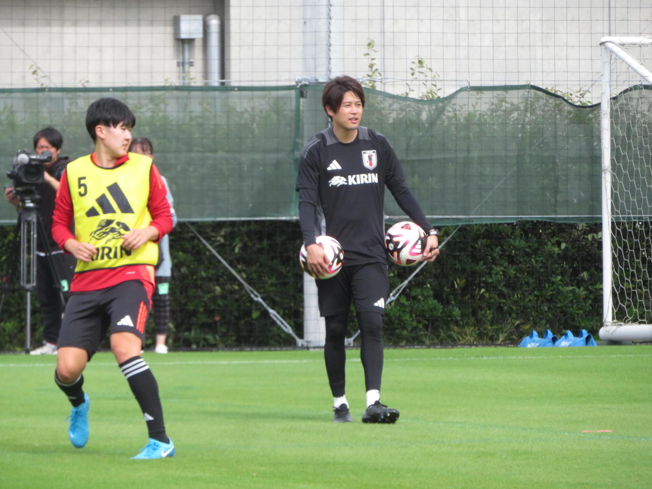 女子韓国代表戦に向けて活動する女子日本代表なでしこジャパンDF古賀塔子と内田篤人コーチ（撮影・佐藤成）