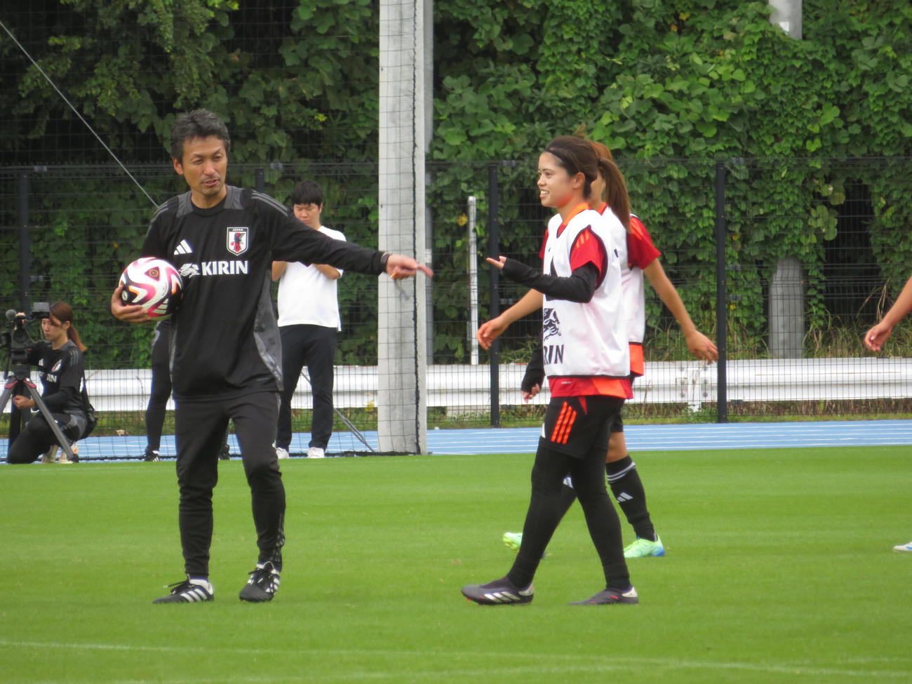 韓国戦に向けて活動で話し合う女子日本代表なでしこジャパン狩野倫久コーチとMF長谷川唯（撮影・佐藤成）
