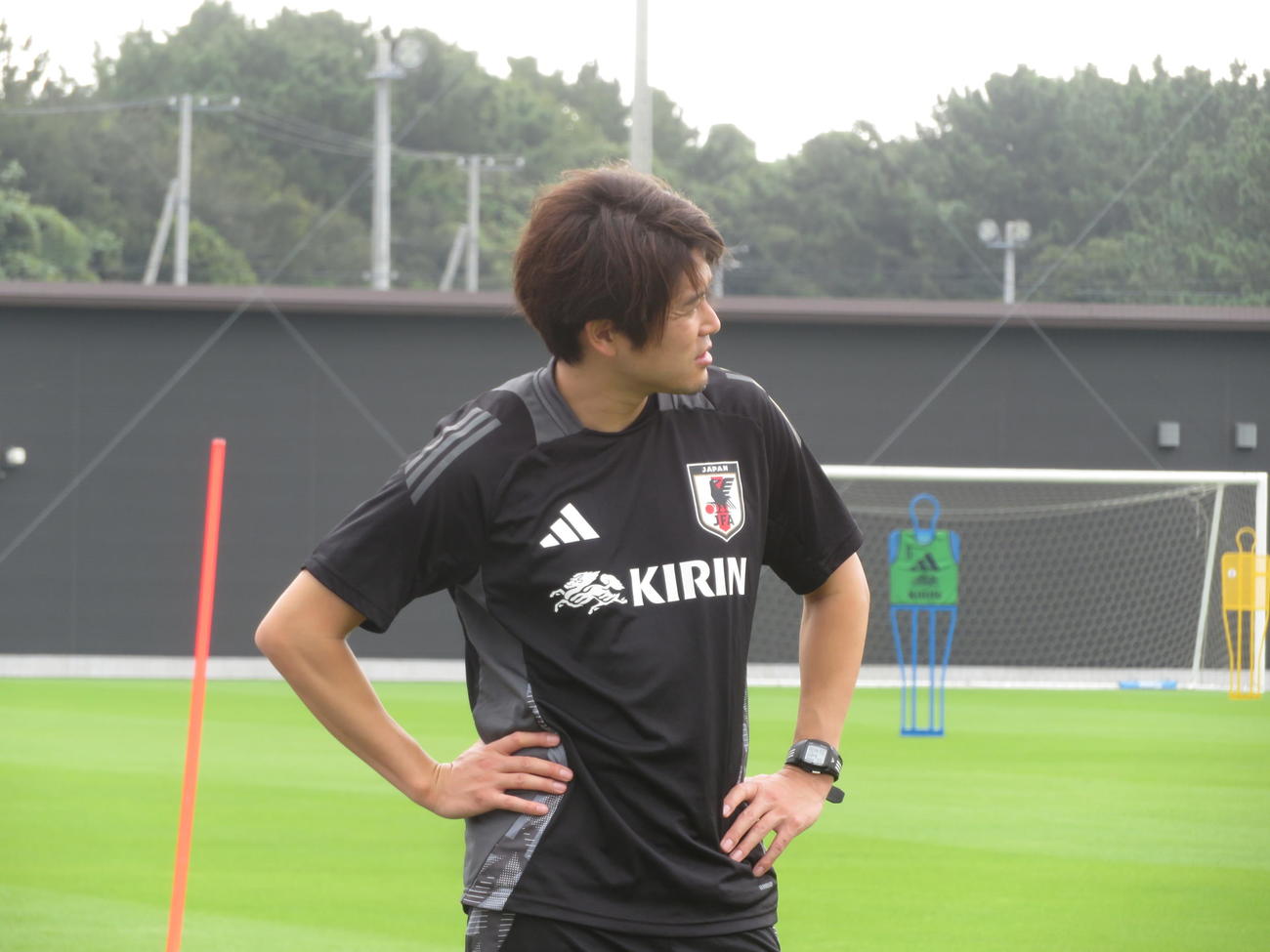 韓国戦に向けて活動する女子日本代表なでしこジャパン内田篤人コーチ（撮影・佐藤成）