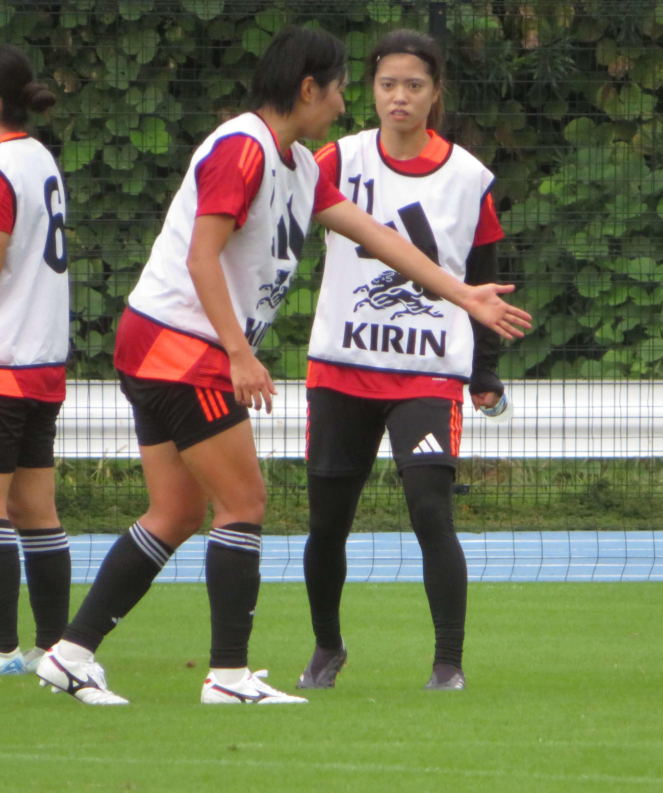 韓国戦に向けて活動で話し合う女子日本代表なでしこジャパンFW千葉玲海菜（左）とMF長谷川唯（撮影・佐藤成）