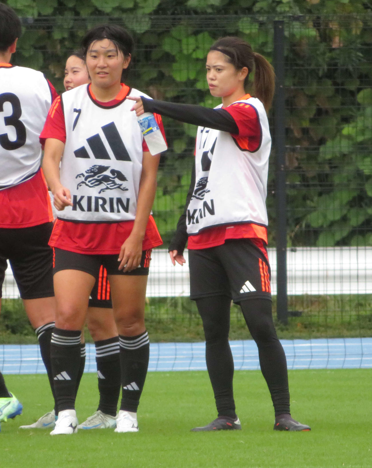 韓国戦に向けて活動で話し合う女子日本代表なでしこジャパンFW千葉玲海菜（左）とMF長谷川唯（撮影・佐藤成）