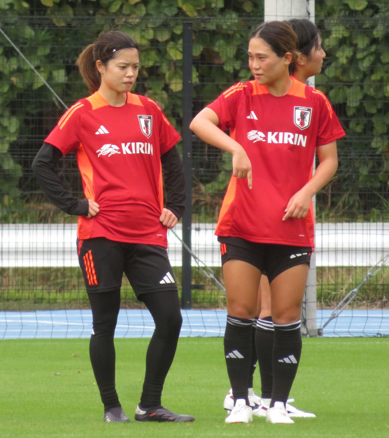 韓国戦に向けて活動で話し合う女子日本代表なでしこジャパンMF長谷川唯（左）と長野風花（撮影・佐藤成）
