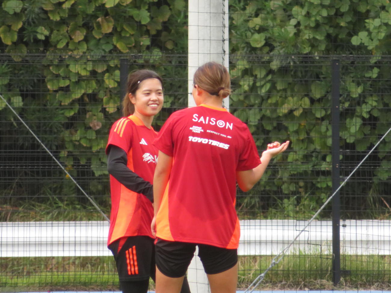 韓国戦に向けて活動で話し合う女子日本代表なでしこジャパンMF長谷川唯（左）と長野風花（撮影・佐藤成）
