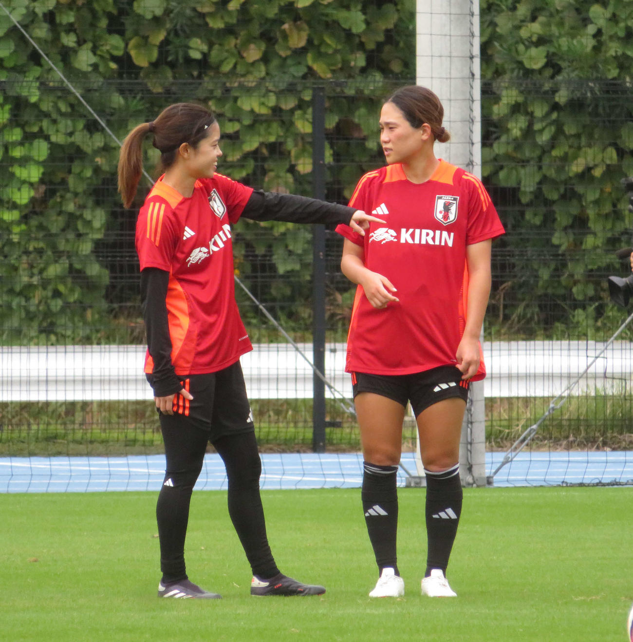 韓国戦に向けて活動で話し合う女子日本代表なでしこジャパンMF長谷川唯（左）と長野風花（撮影・佐藤成）